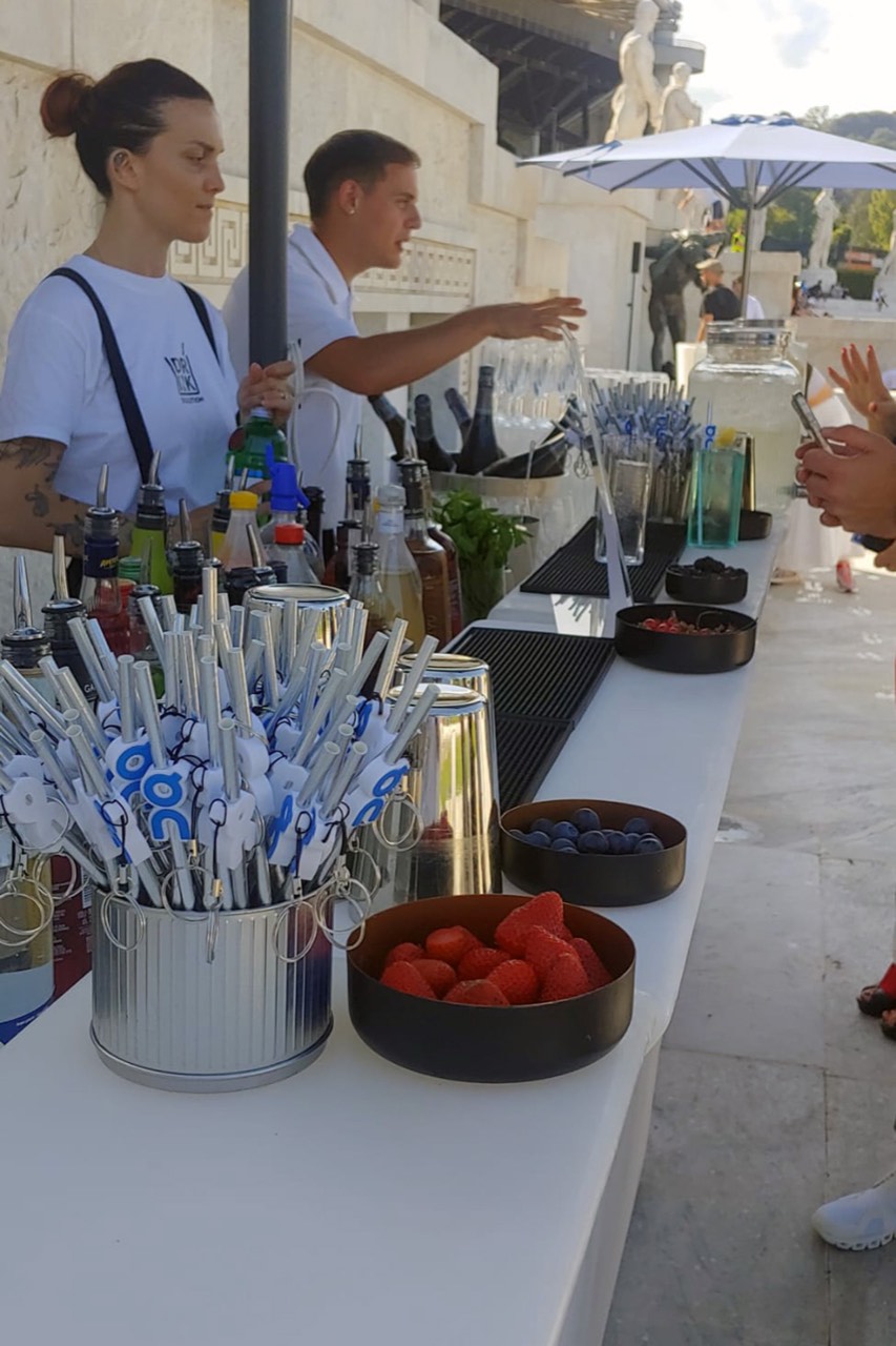 Open bar dell'evento On Cloud con le cannucce brandizzate dai charm stampati in 3D in un secchiello
