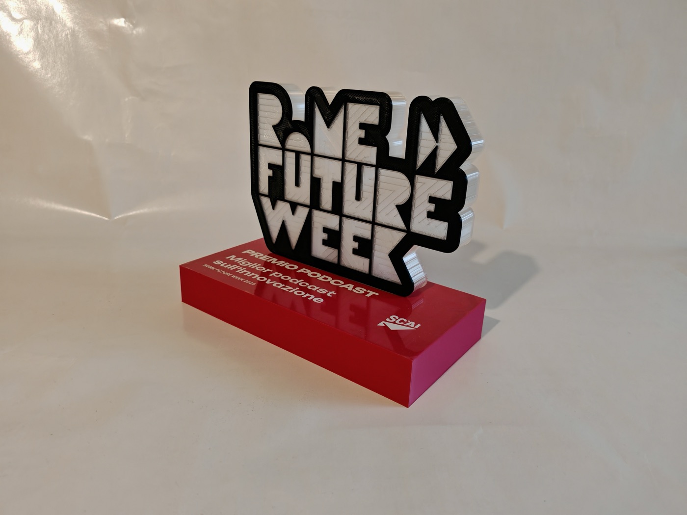Il premio Rome Future Week visto di tre quarti, logo in rilievo e base con dedica
