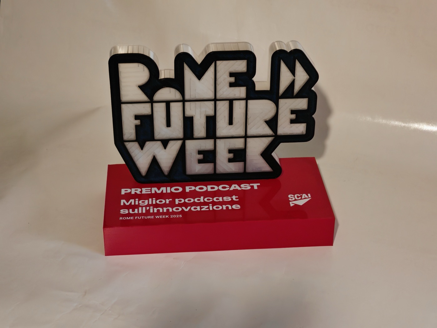 Il premio Rome Future Week finito: logo in 3D multimateriale, l'oggetto stesso è il logo dell'evento
